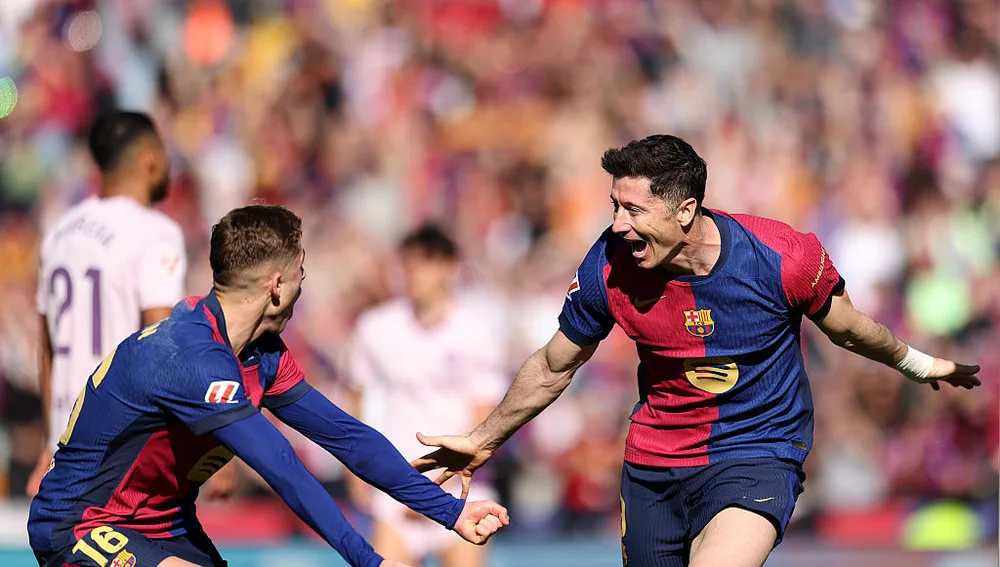 Lewandowski y Fermín celebran uno de los goles del Barça ante el Girona Lewandowski y Fermín celebran uno de los goles del Barça ante el Girona