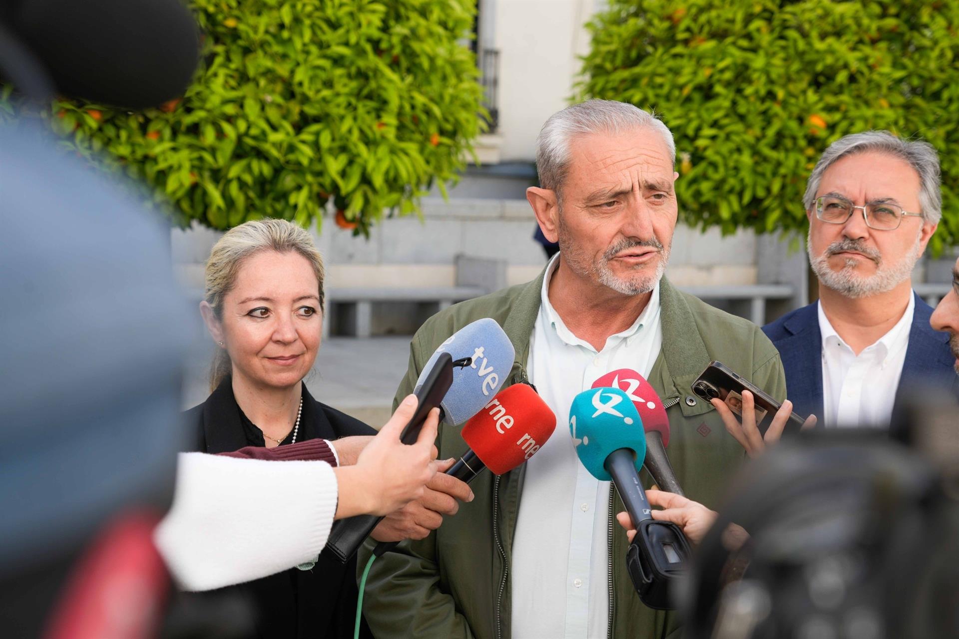 El PP pide al PSOE "tranquilidad" con los aranceles porque Guardiola dará la "cara" en defensa de los afectados El PP pide al PSOE "tranquilidad" con los aranceles porque Guardiola dará la "cara" en defensa de los afectados