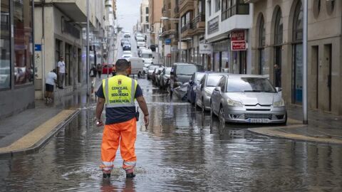 Una c&eacute;ntrica calle de la capital lanzarote&ntilde;a ha quedado inundada al desbordarse las alcantarillas 