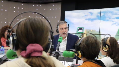 Carlos Alsina junto a los expertos bajitos