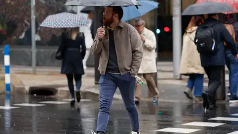 Imagen de archivo de personas caminando por la calle mientras llueve en el transcurso de una borrasca Imagen de archivo de personas caminando por la calle mientras llueve en el transcurso de una borrasca