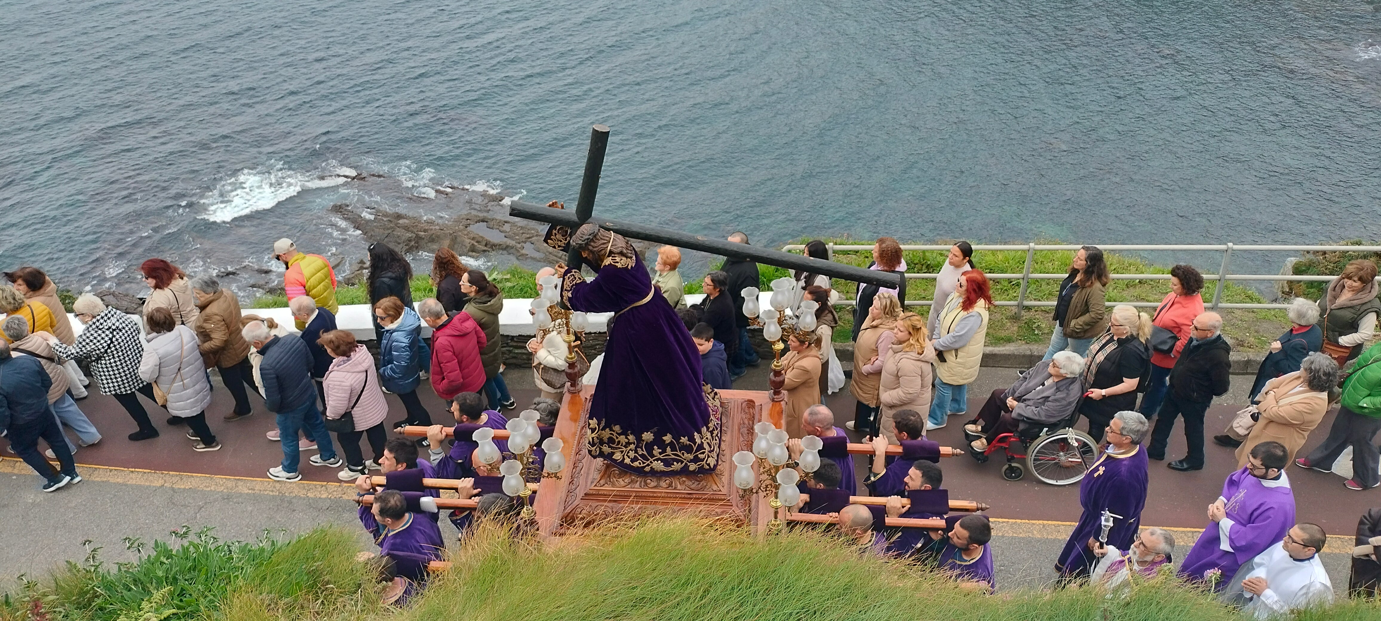 La Semana Santa de Luarca con la subida al Nazareno el Jueves Santo marca la direrencia. La Semana Santa de Luarca con la subida al Nazareno el Jueves Santo marca la direrencia.