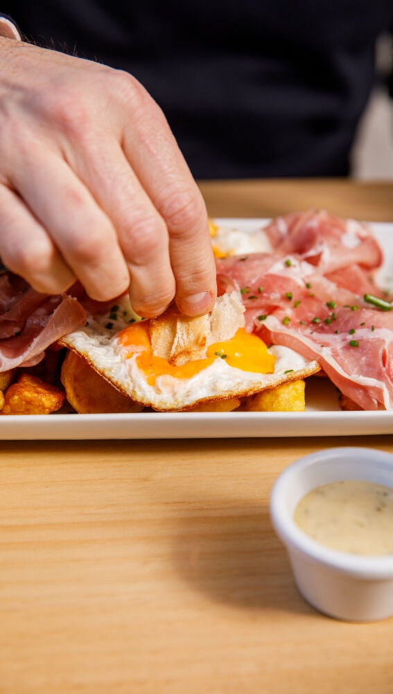 Huevos rotos con jamón