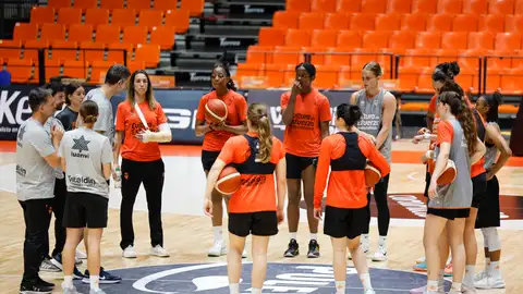 Fenerbahce, el gran favorito para reeditar un título que le quiere arrebatar el Valencia Fenerbahce, el gran favorito para reeditar un título que le quiere arrebatar el Valencia