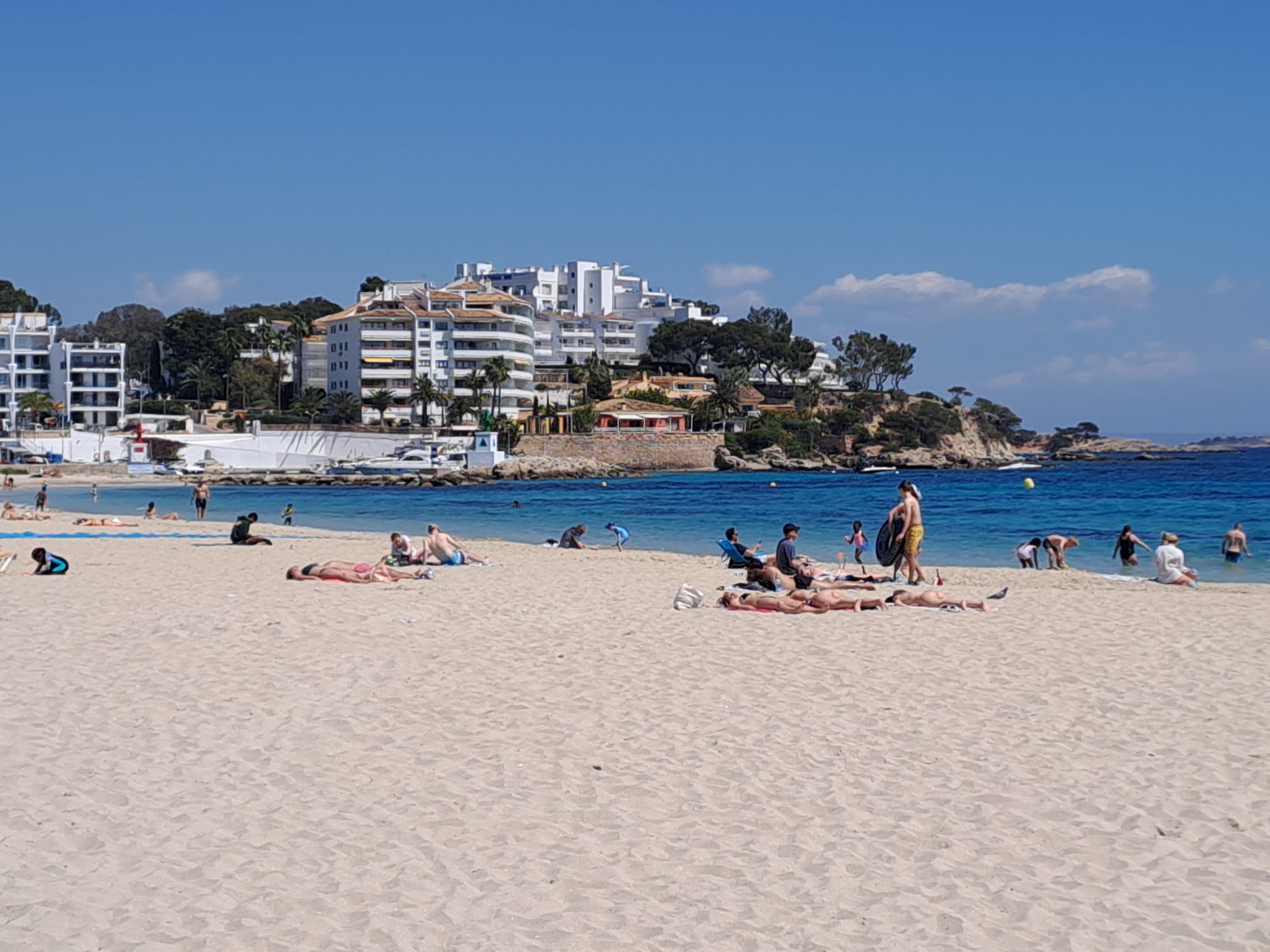 Un total de 32 playas de Baleares lucirán este verano 'Banderas Azules', una más que el año pasado Un total de 32 playas de Baleares lucirán este verano 'Banderas Azules', una más que el año pasado