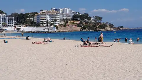 Algunos turistas y residentes disfrutan del buen tiempo del mes de abril en la playa de Palmanova, en Calvià, Mallorca. Algunos turistas y residentes disfrutan del buen tiempo del mes de abril en la playa de Palmanova, en Calvià, Mallorca.