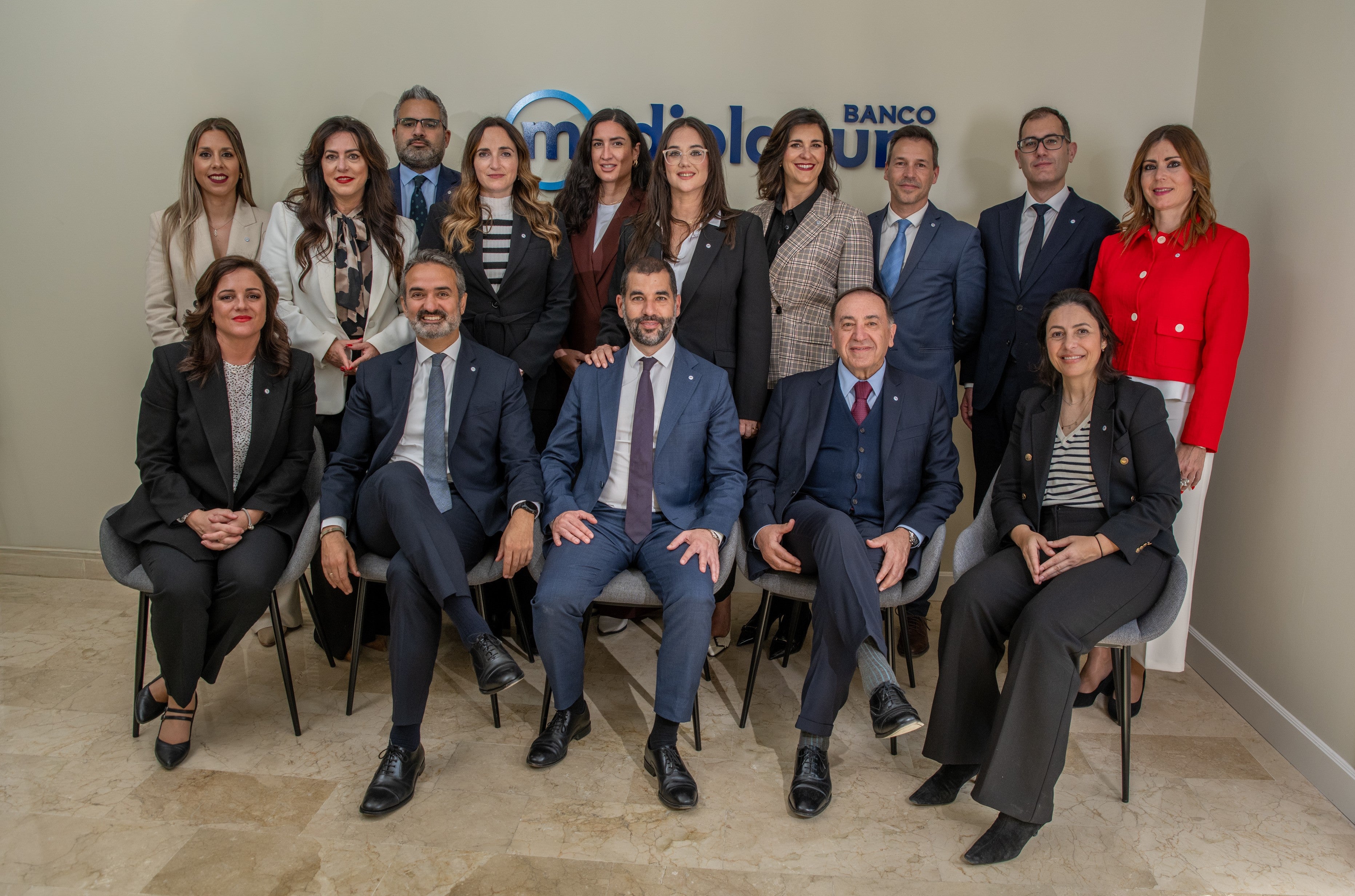 Banco Mediolanum abre nueva oficina en Carrera de la Virgen desafiando la tendencia de cierres bancarios Banco Mediolanum abre nueva oficina en Carrera de la Virgen desafiando la tendencia de cierres bancarios