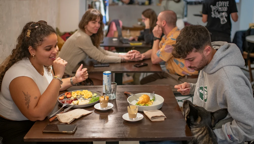 Finde Café, en Santa Cruz de Tenerife, se ha convertido en uno de los sitios favoritos para desayunar junto a las mascotas. Finde Café, en Santa Cruz de Tenerife, se ha convertido en uno de los sitios favoritos para desayunar junto a las mascotas.