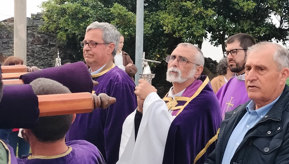 El Hermano Mayor y Presbítero de Luarca acompañado de autoridades locales. El Hermano Mayor y Presbítero de Luarca acompañado de autoridades locales.