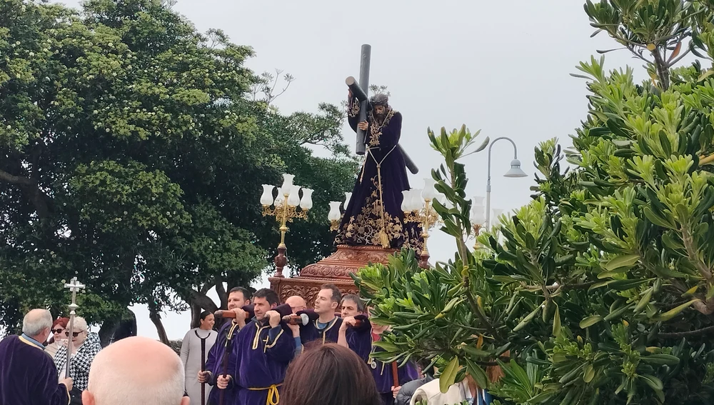 El Nazareno en pleno descenso procesional camino de la Iglesia de Luarca. El Nazareno en pleno descenso procesional camino de la Iglesia de Luarca.