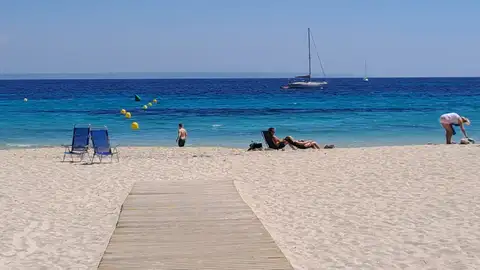 Algunos turistas y residentes disfrutan del buen tiempo del mes de abril en la playa de Palmanova, en Calvià, Mallorca. Algunos turistas y residentes disfrutan del buen tiempo del mes de abril en la playa de Palmanova, en Calvià, Mallorca.
