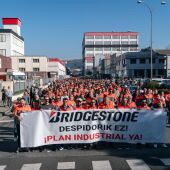 Miles de personas se manifiestan en Basauri contra los despidos en Bridgestone