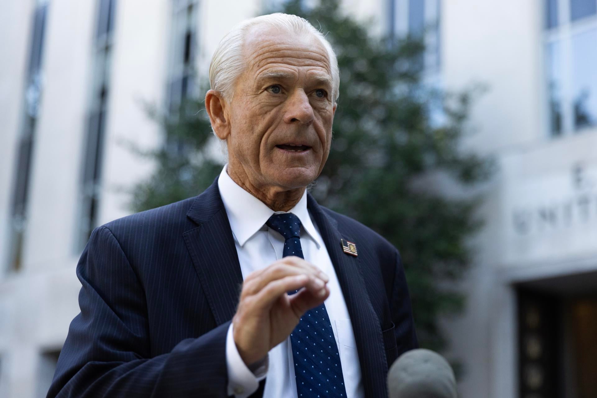 Quién es Peter Navarro, el ideólogo de los aranceles de Trump al que insulta Musk: "Más tonto que un saco de ladrillos" Quién es Peter Navarro, el ideólogo de los aranceles de Trump al que insulta Musk: "Más tonto que un saco de ladrillos"
