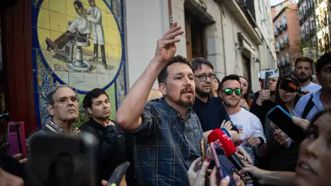 El exvicepresidente y exsecretario general de Podemos Pablo Iglesias, atiende a los medios de comunicación a su llegada a la presentación de su nuevo libro 'Enemigos íntimos' El exvicepresidente y exsecretario general de Podemos Pablo Iglesias, atiende a los medios de comunicación a su llegada a la presentación de su nuevo libro 'Enemigos íntimos'