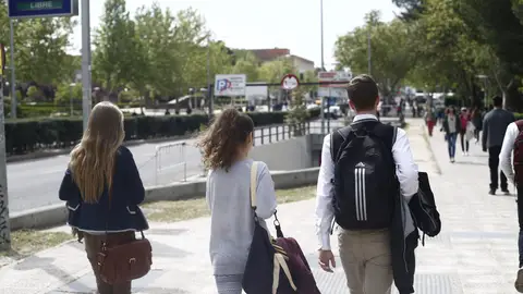 La Comunidad de Madrid aprueba seis millones de euros en ayudas para los universitarios con menos recursos La Comunidad de Madrid aprueba seis millones de euros en ayudas para los universitarios con menos recursos