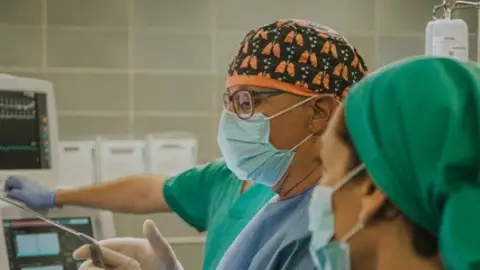 El Dr.Galbis en quirófano durante una operación. El Dr.Galbis en quirófano durante una operación.