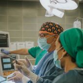 El Dr.Galbis en quirófano durante una operación.
