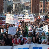Centenars de persones manifestant-se aquest passat diumenge a Barcelona en contra del negoci del lloguer