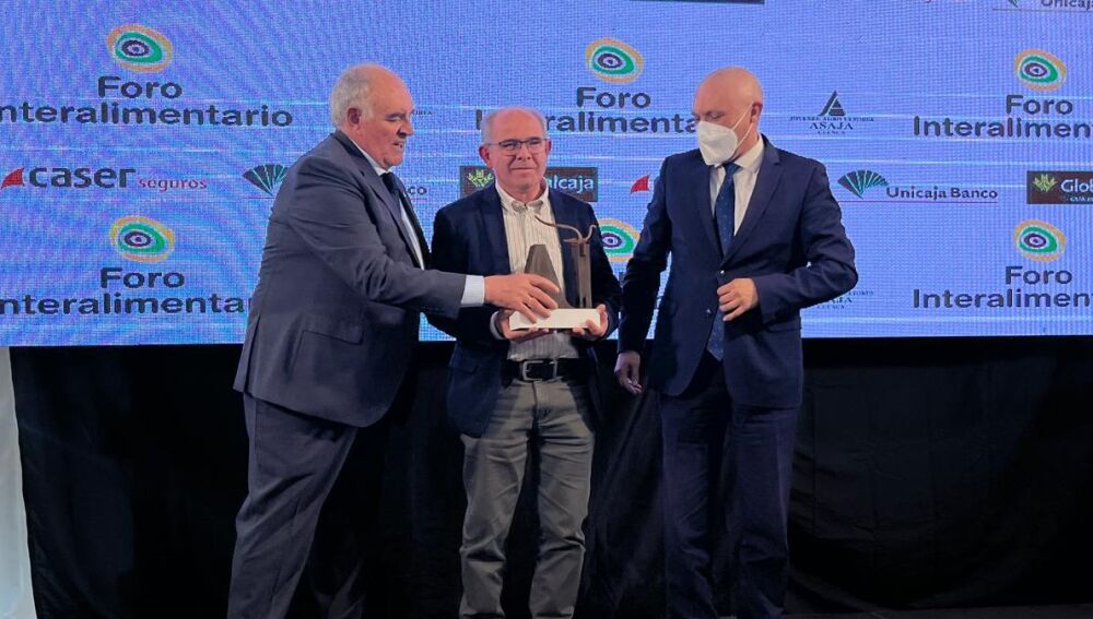 Francisco López, en el centro, junto al presidente de la Diputación (dcha) y José María Fresneda