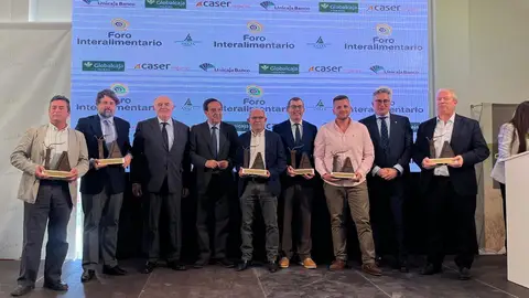 Foto de familia del presidente nacional de Asaja, Pedro Barato, y el de Asaja Cuenca, José María Fresneda con todos los premiados este 2025 Foto de familia del presidente nacional de Asaja, Pedro Barato, y el de Asaja Cuenca, José María Fresneda con todos los premiados este 2025