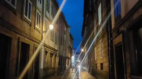 Comerciantes del casco histórico de Santiago se muestran "preocupados" por los robos en establecimientos y solicitan mejorar el alumbrado público Comerciantes del casco histórico de Santiago se muestran "preocupados" por los robos en establecimientos y solicitan mejorar el alumbrado público