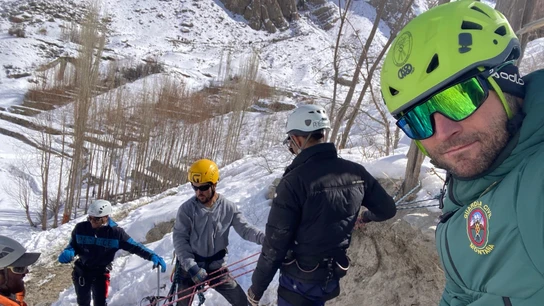 Se ha impartido formación a más de cuarenta porteadores y guías de alta montaña. Se ha impartido formación a más de cuarenta porteadores y guías de alta montaña.