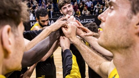Jugadores de La Laguna Tenerife tras ganar a Derthona