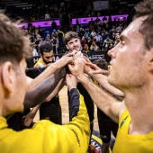 Jugadores de La Laguna Tenerife tras ganar a Derthona Jugadores de La Laguna Tenerife tras ganar a Derthona