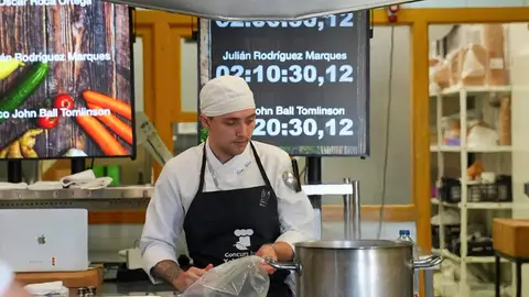 Estudiante de cocina en acción. Estudiante de cocina en acción.