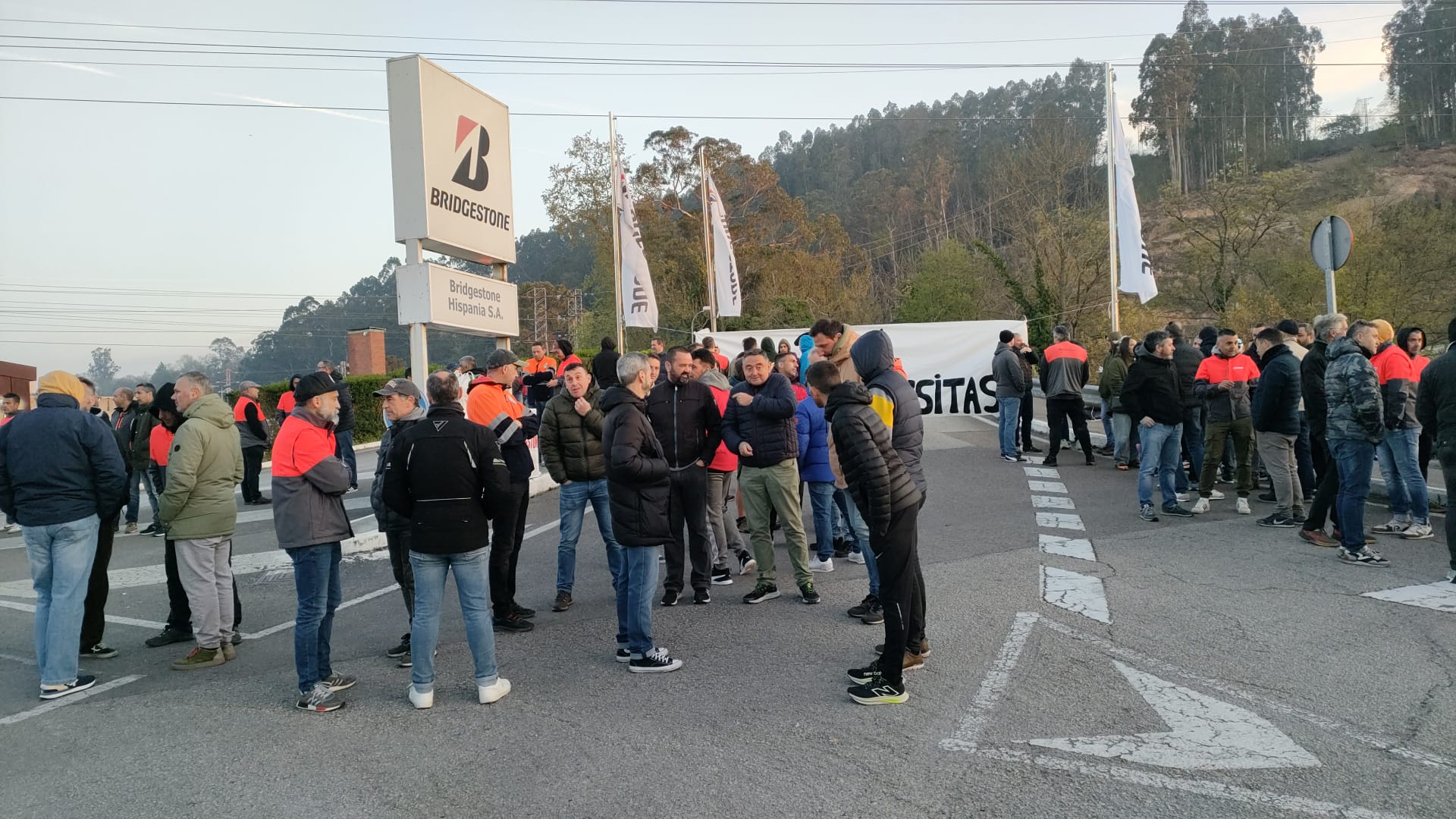 El segundo día de huelga vuelve a paralizar la fábrica de Bridgestone en Puente San Miguel El segundo día de huelga vuelve a paralizar la fábrica de Bridgestone en Puente San Miguel