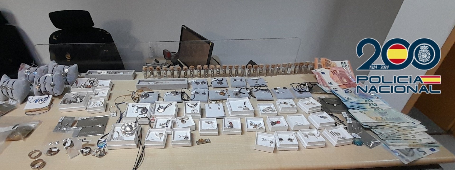 La Policía Nacional recupera la totalidad de joyas y dinero robado en la joyería Ardentia tras detener a un individuo "in fraganti" y que provocó daños en el vehículo policial La Policía Nacional recupera la totalidad de joyas y dinero robado en la joyería Ardentia tras detener a un individuo "in fraganti" y que provocó daños en el vehículo policial