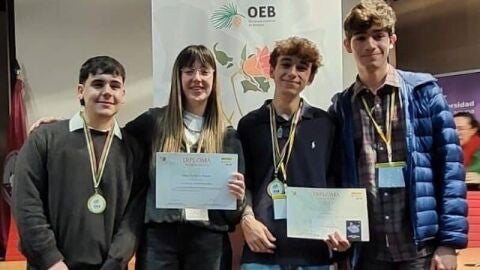 Marcos Camacho, primero por la izquierda, medalla de oro en las Olimpiadas de Biolog&iacute;a