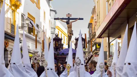 Semana Santa a la española: las cinco costumbres que más sorprenden a los extranjeros Semana Santa a la española: las cinco costumbres que más sorprenden a los extranjeros