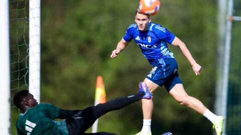 10-4-2025 Alemao remata en un entrenamiento del Oviedo en El Requex&oacute;n.