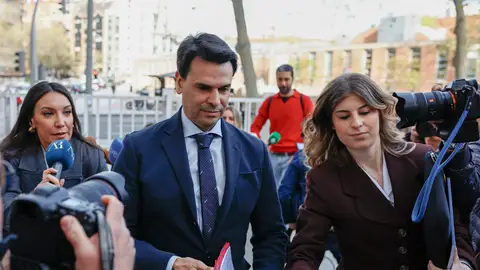 El novio de Ayuso declara como investigado por presunta corrupción en los negocios El novio de Ayuso declara como investigado por presunta corrupción en los negocios/ EFE/ Rodrigo Jimenez