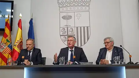 El consejero de Medio Ambiente y Turismo, Manuel Blasco; el director general de Turismo y Hostelería, Jorge Moncada; y el presidente de la Confederación de Empresarios de Hostelería y Turismo de Aragón, Fernando Martín El consejero de Medio Ambiente y Turismo, Manuel Blasco; el director general de Turismo y Hostelería, Jorge Moncada; y el presidente de la Confederación de Empresarios de Hostelería y Turismo de Aragón, Fernando Martín