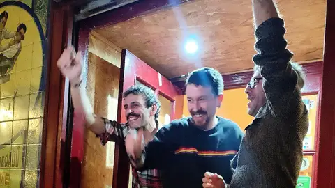 Pablo Iglesias, junto a sus socios en la taberna Garibaldi Pablo Iglesias, junto a sus socios en la taberna Garibaldi/ @Garibaldi_28012