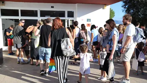 Varios padres llevan a sus hijos el primer día de inicio del curso escolar. Varios padres llevan a sus hijos el primer día de inicio del curso escolar.