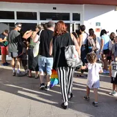 Varios padres llevan a sus hijos el primer día de inicio del curso escolar. Varios padres llevan a sus hijos el primer día de inicio del curso escolar.