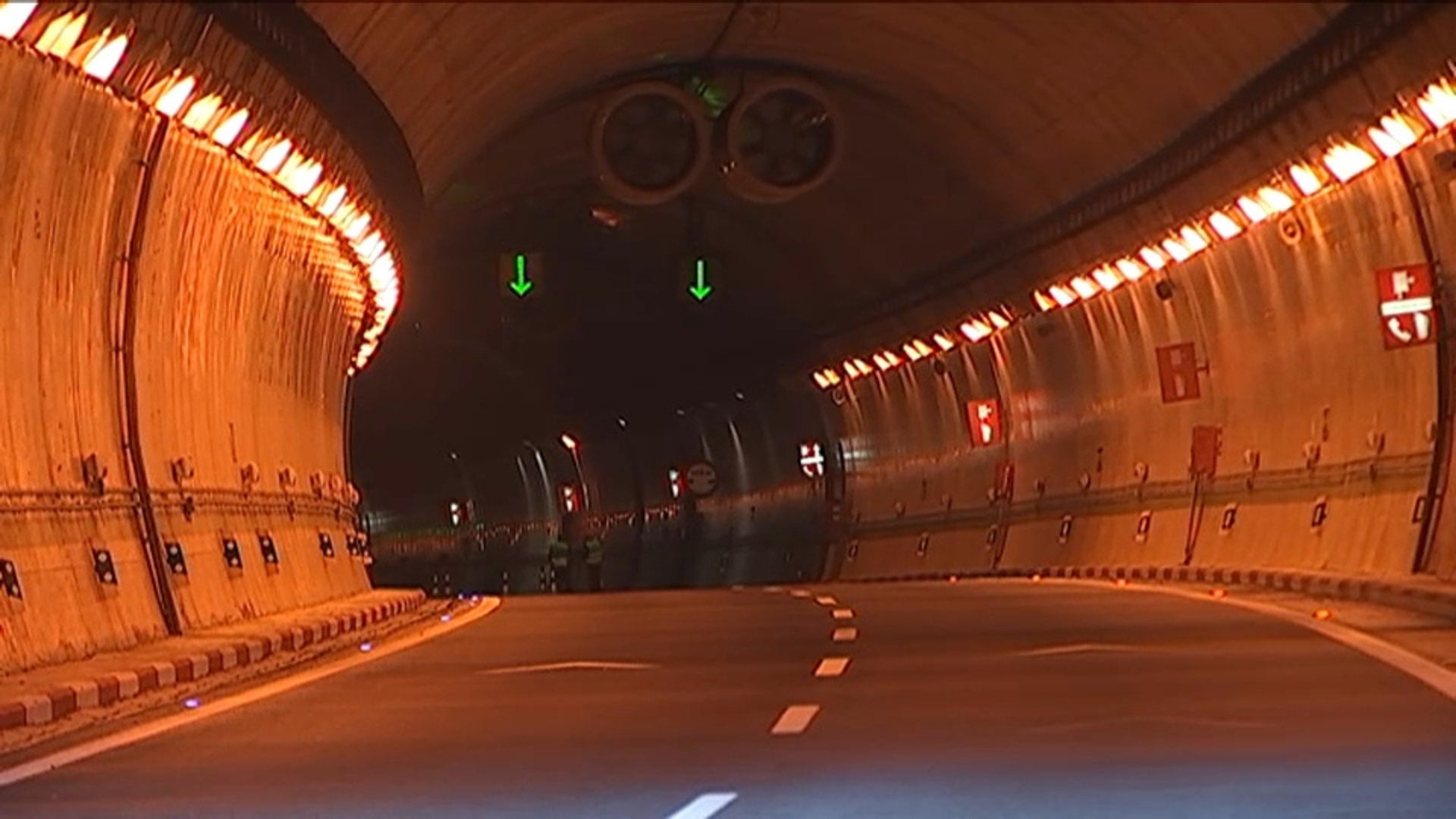 Tres hombres heridos tras una colisión por alcance en el interior del túnel de Miravete, que obligó al corte del túnel Tres hombres heridos tras una colisión por alcance en el interior del túnel de Miravete, que obligó al corte del túnel