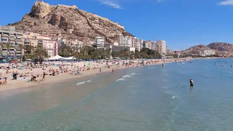 Una vista de la playa del Postiguet Una vista de la playa del Postiguet