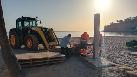 El Ayuntamiento de Peñíscola trabaja en la puesta a punto de la playa para Semana Santa El Ayuntamiento de Peñíscola trabaja en la puesta a punto de la playa para Semana Santa
