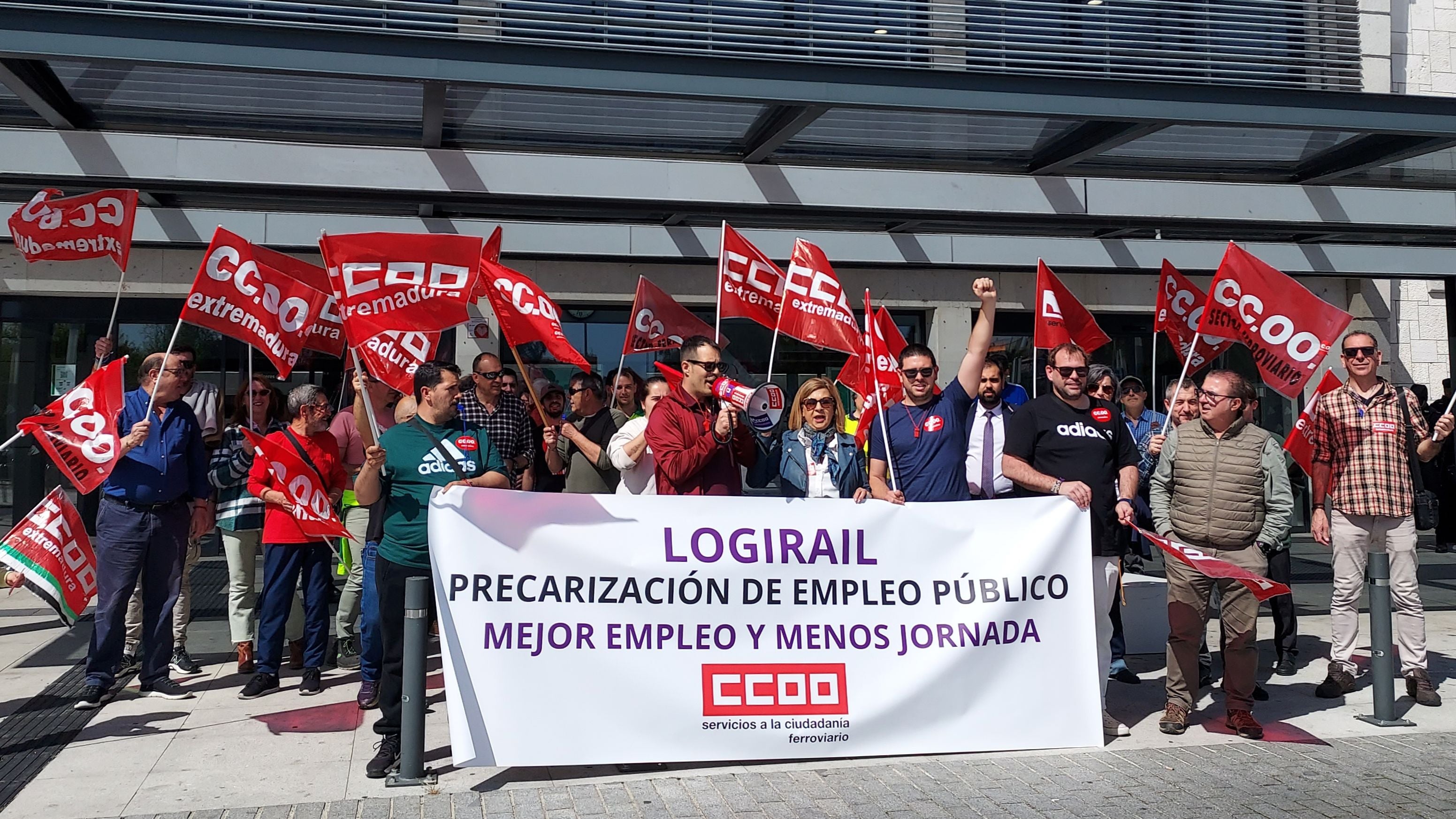 La plantilla de LogiRAIL se suma a la movilización organizada por CCOO en Cáceres y Mérida por las condiciones laborales La plantilla de LogiRAIL se suma a la movilización organizada por CCOO en Cáceres y Mérida por las condiciones laborales