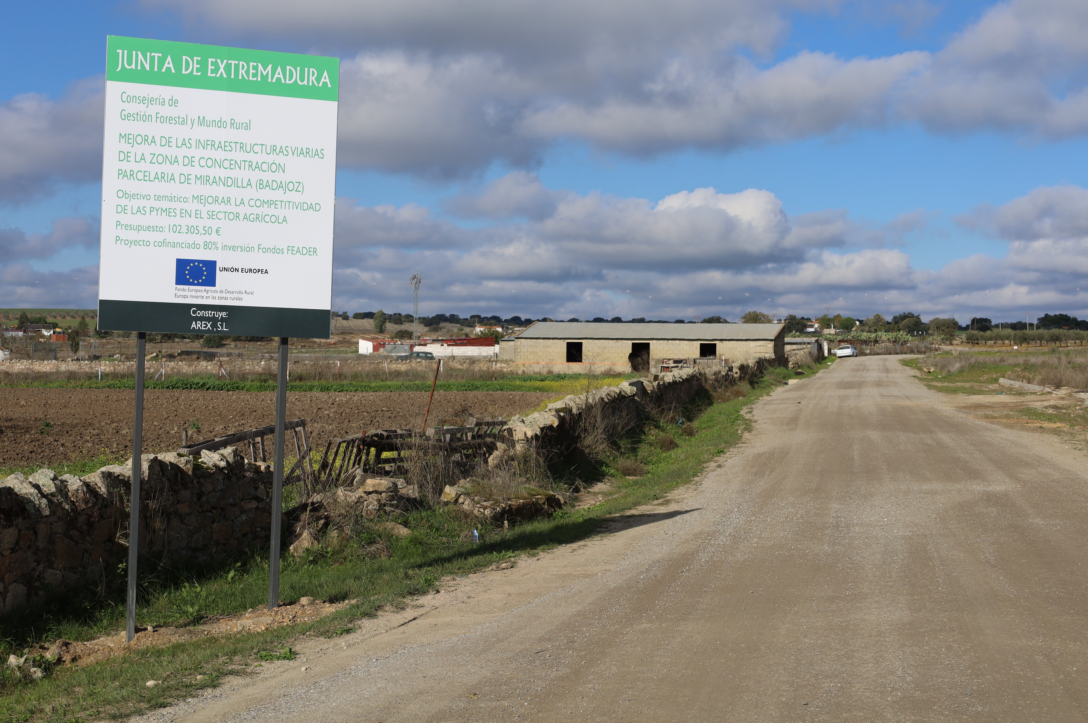 La Junta de Extremadura contrata las obras de mejora de trece caminos rurales con una inversión total de casi 6 millones de euros La Junta de Extremadura contrata las obras de mejora de trece caminos rurales con una inversión total de casi 6 millones de euros