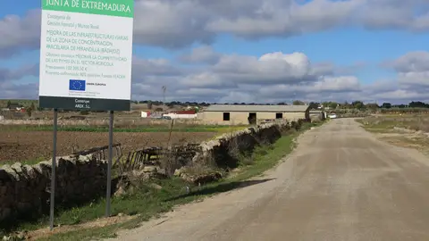 La Junta de Extremadura contrata las obras de mejora de trece caminos rurales con una inversión total de casi 6 millones de euros La Junta de Extremadura contrata las obras de mejora de trece caminos rurales con una inversión total de casi 6 millones de euros