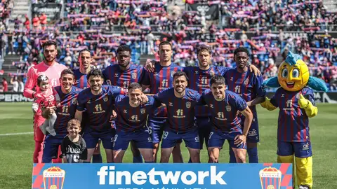 El Eldense posa antes del partido contra el Burgos. El Eldense posa antes del partido contra el Burgos.