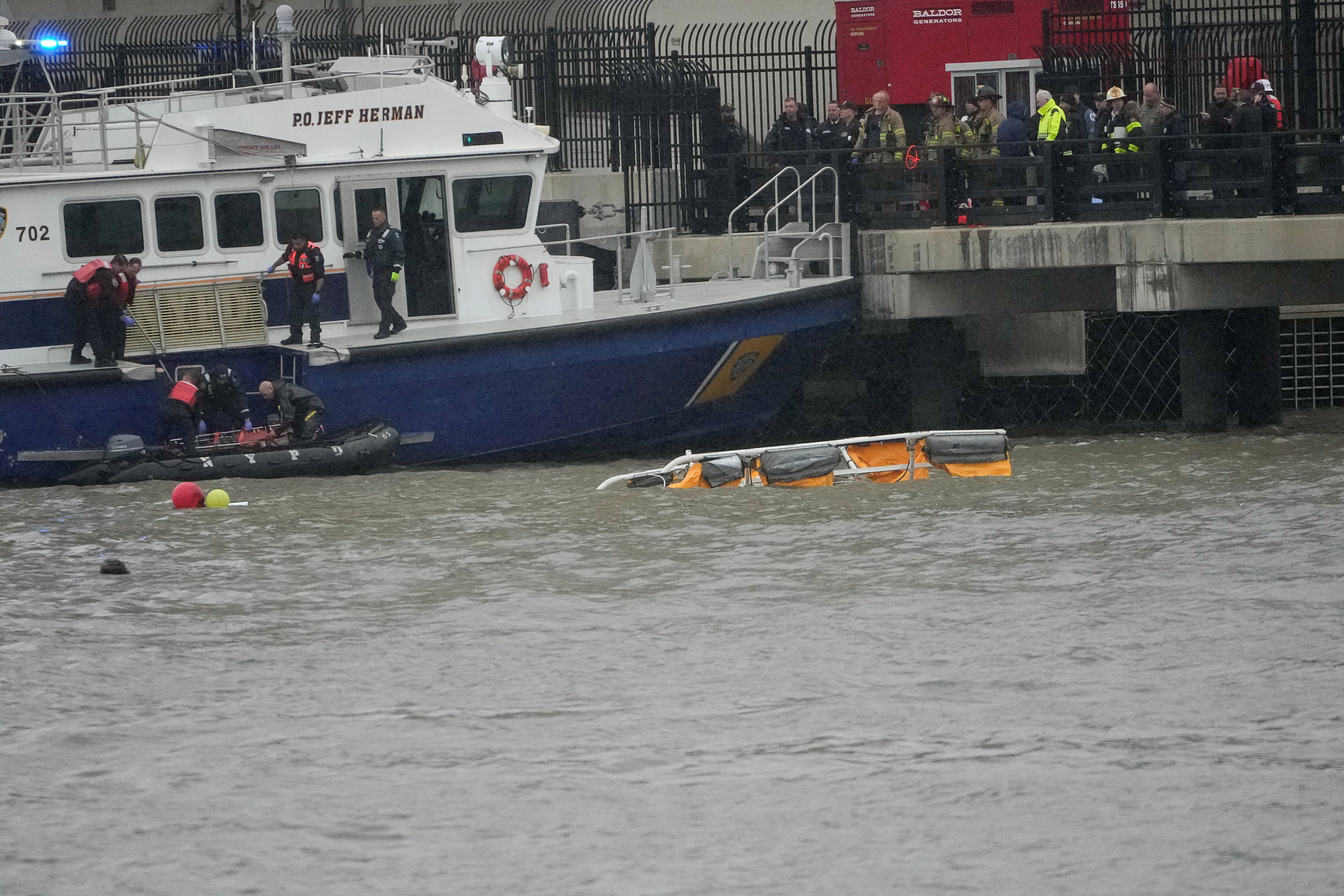 Mueren cinco españoles al estrellarse un helicóptero en el río Hudson de Nueva York Mueren cinco españoles al estrellarse un helicóptero en el río Hudson de Nueva York