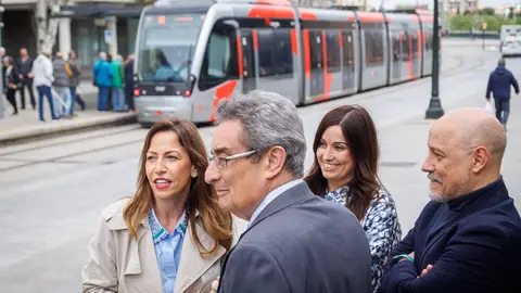 Representantes del Ayuntamiento de Zaragoza en la parada del tranvía de la Plaza del Pilar Representantes del Ayuntamiento de Zaragoza en la parada del tranvía de la Plaza del Pilar