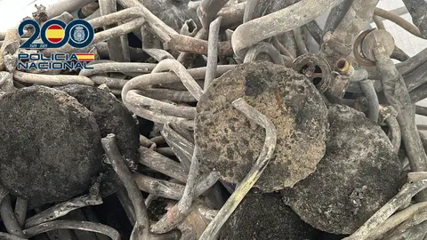 Parte del plomo que la policía ha intervenido al arrestado Parte del plomo que la policía ha intervenido al arrestado