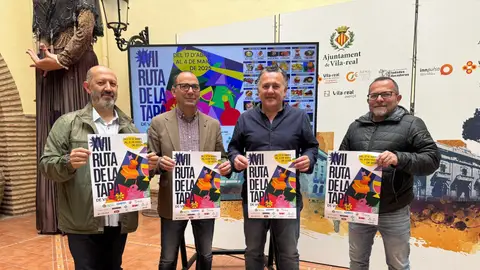 El concejal de Comercio, Xus Madrigal y representantes de Ashiovi han presentado la Ruta de la Tapa. El concejal de Comercio, Xus Madrigal y representantes de Ashiovi han presentado la Ruta de la Tapa.
